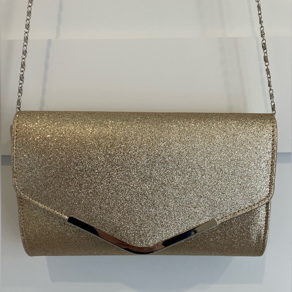 Gold purse with long silver chain.